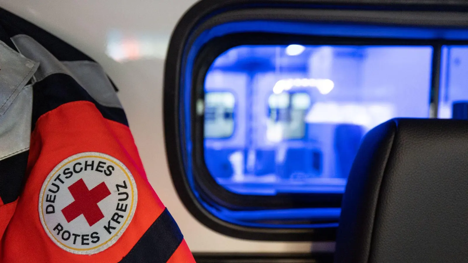 Sanitäter bringen den Fahrer in ein Krankenhaus. (Symbolbild) (Foto: Hannes P Albert/dpa)