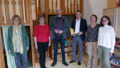 Präsentierten sich im Raum der Bärengruppe der Schulvorbereitenden Einrichtung (von links): Gisela Weidner, Christine Kürschner, Konrektor René Hähnlein von der Georg-Ehnes-Schule, Landrat Dr. Jürgen Ludwig, Claudia Käfferlein und Susi Holzhäuser. (Foto: Roman Kocholl)