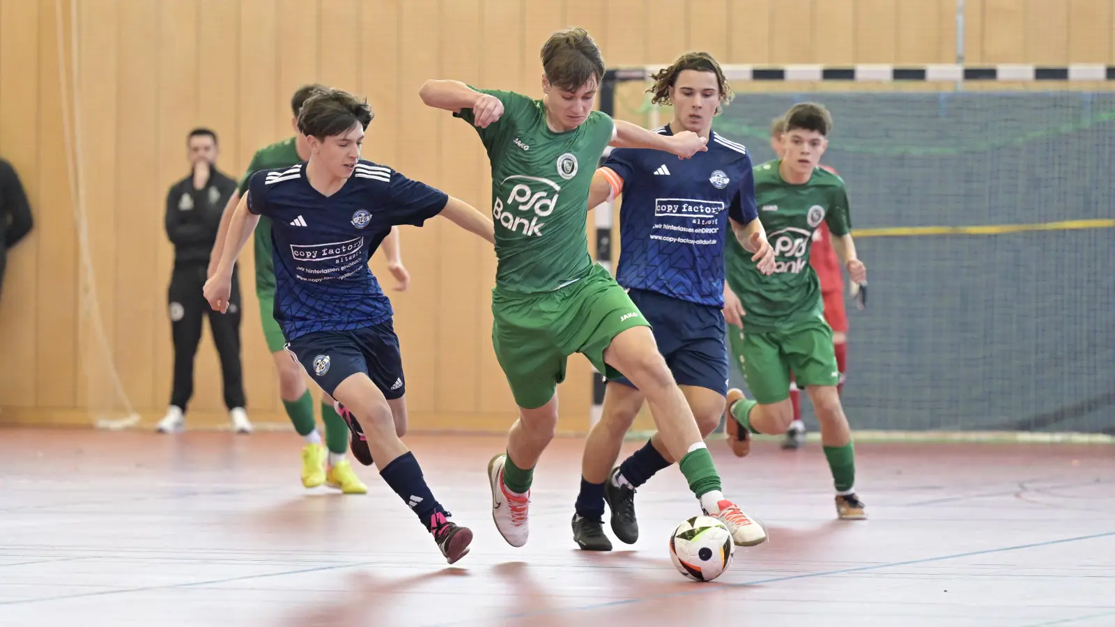 Die SpVgg Ansbach mit Moritz Brehm (am Ball, hier im Vorrundenspiel gegen Wendelstein) kam ins Halbfinale. (Foto: Martin Rügner)