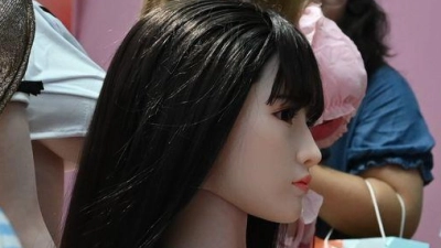 KI-gesteuerte Sexpuppen sind der Entwicklungstrend der Branche.    (Foto: Johannes Neudecker/dpa)