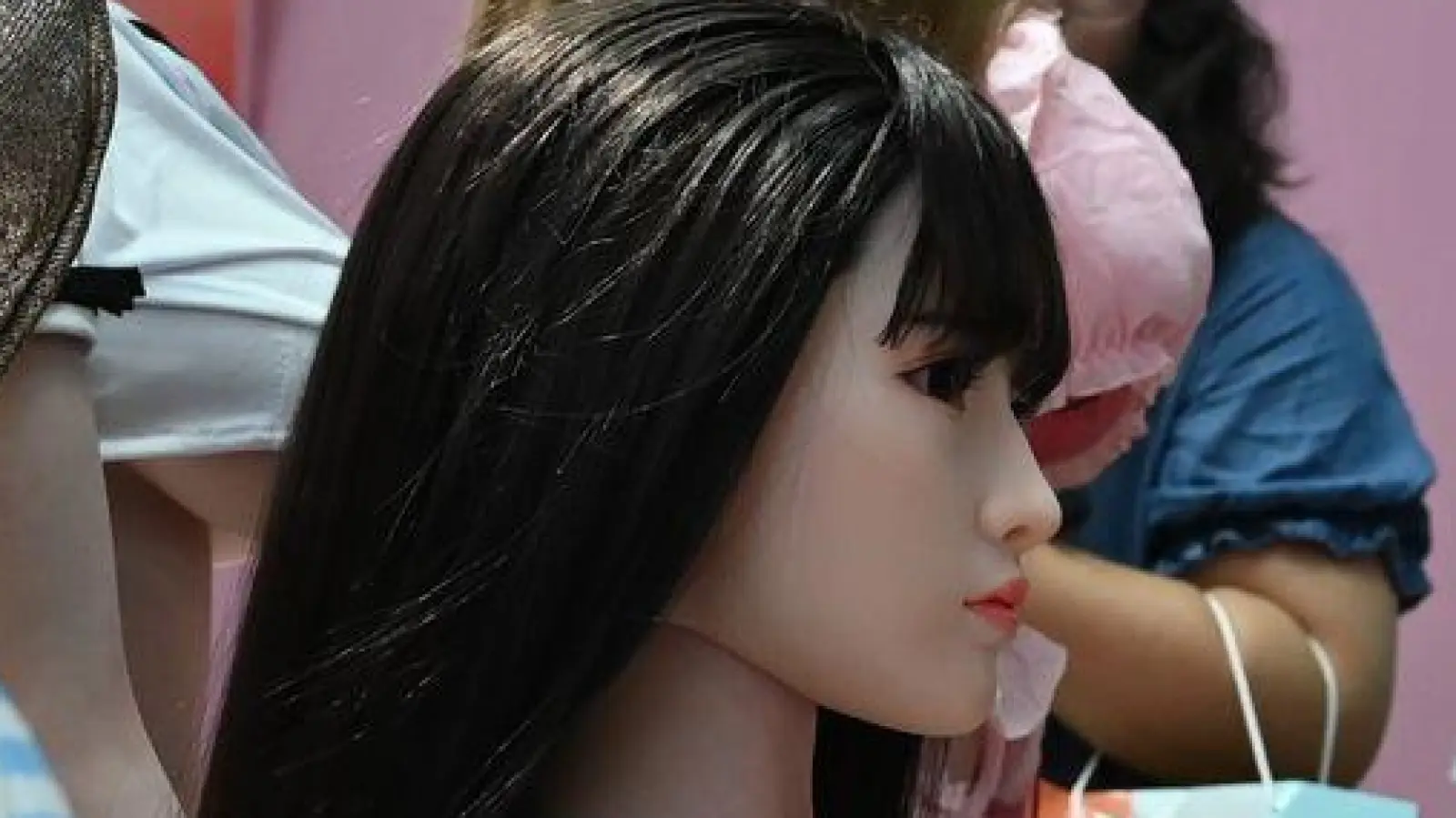 KI-gesteuerte Sexpuppen sind der Entwicklungstrend der Branche.    (Foto: Johannes Neudecker/dpa)