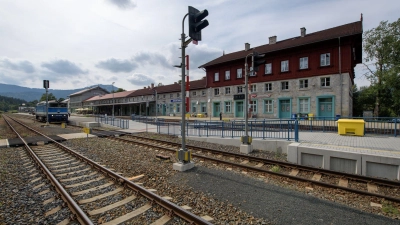 Hier sollen bereits ab 2029 elektrische Züge aus Richtung Prag ankommen: der tschechische Teil des Grenzbahnhofs in Bayerisch Eisenstein (Zelezna Ruda-Alzbetin). (Archivbild) (Foto: picture alliance / Matthias Balk/dpa)