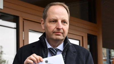 Der CDU-Bundestagsabgeordnete Thomas Heilmann vor dem Bundesverfassungsgericht mit einer einstweiligen Anordnung gegen die Ampel-Reform des Klimaschutzgesetzes, die er dort eingereicht hat. (Foto: Uli Deck/dpa)