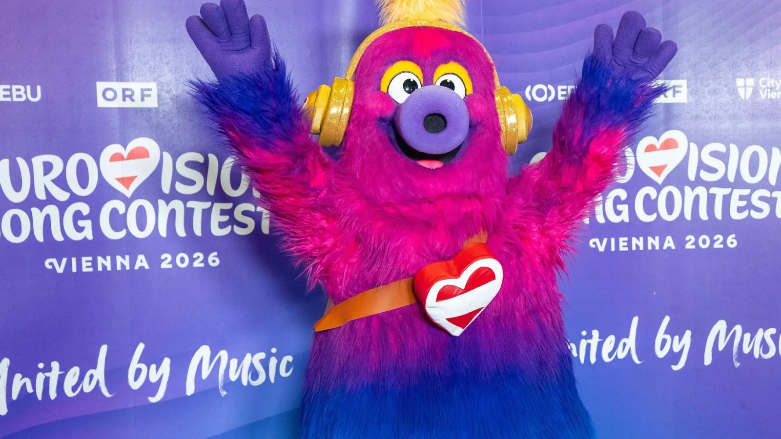 „Auri“ heißt das Maskottchen des 70. ESC in Wien. (Foto: Georg Hochmuth/APA/dpa)