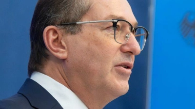 Nach den Worten von Innenminister Dobrindt steht die Vereinbarung mit den islamistischen Taliban über Abschiebungen nach Afghanistan vor dem Abschluss.  (Foto: Peter Kneffel/dpa)