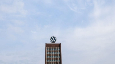 Bei VW ist die Entscheidung über ein Sparpaket gefallen. (Archivbild) (Foto: Julian Stratenschulte/dpa)