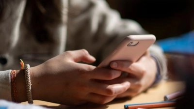 Cybermobbing kann jeden treffen – diese App unterstützt Betroffene mit Tipps, Tutorials und Soforthilfe. (Foto: Marijan Murat/dpa/dpa-tmn)