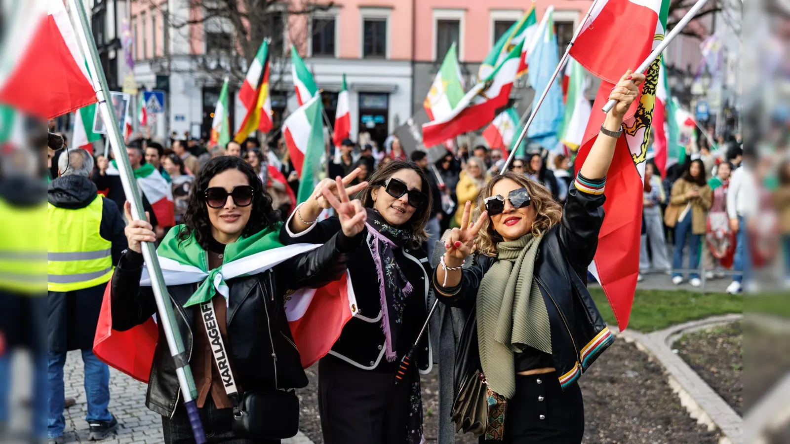 Die Polizei sprach zum Auftakt von rund 250 Demonstrierenden. (Foto: Matthias Balk/dpa)