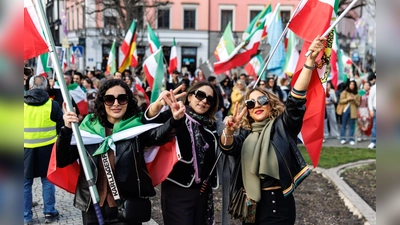 Der Protestmarsch startete am Gärtnerplatz mit rund 250 Teilnehmenden und endete mit rund 500 Demonstrierenden am Prinz-Carl-Palais.  (Foto: Matthias Balk/dpa)