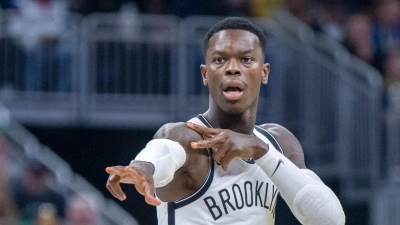 Die Brooklyn Nets sind bereits die siebte NBA-Station von Dennis Schröder. (Foto: Doug McSchooler/AP/dpa)