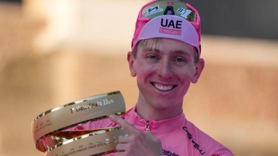 Tadej Pogacar peilt nach dem Giro-Gesamtsieg bei der Tour das Double an (Foto: Andrew Medichini/AP/dpa)