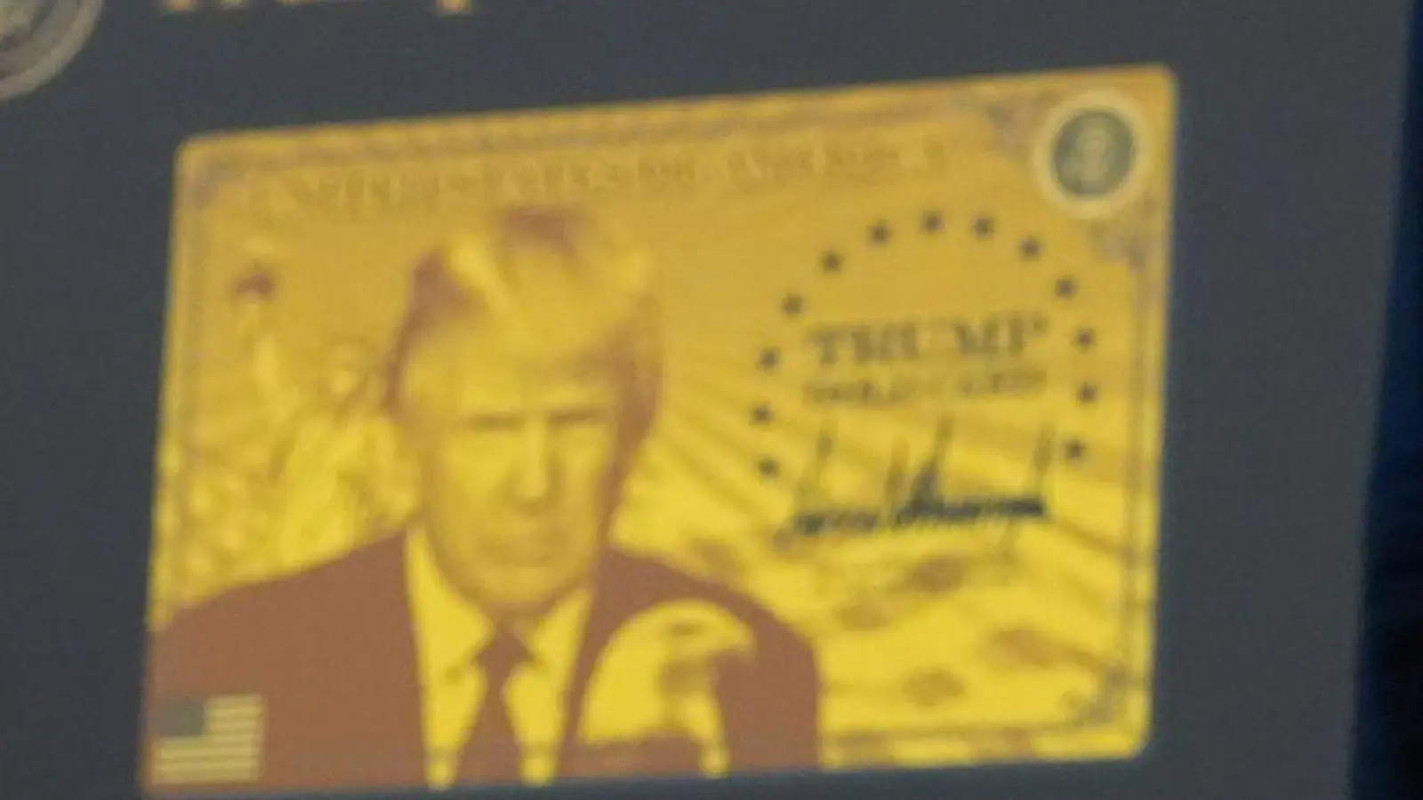 Das Konterfei des Präsidenten ist auch auf der „Trump Gold Card“ zu sehen. (Foto: Alex Brandon/AP/dpa)