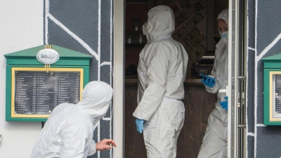 Beamte der Spurensicherung arbeiten in dem Lokal in Raunheim. (Foto: Andreas Arnold/dpa)