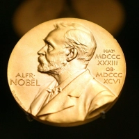 Neben dem Preisgeld gibt es für die Geehrten eine goldene Medaille. (Illustration)  (Foto: Kay Nietfeld/dpa)