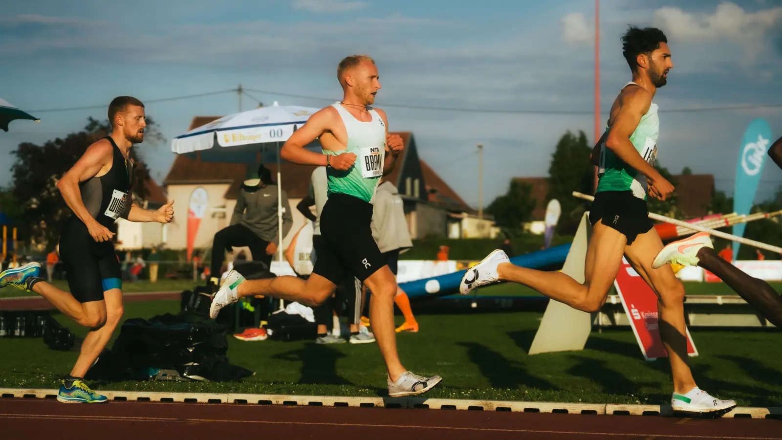 Flott unterwegs: Florian Bremm (Mitte) war in Rehlingen der beste Deutsche über die 5000 Meter und schaffte eine neue Bestmarke. (Foto: Torben Flatemersch)