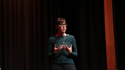 Eva Karl Faltermeier bei ihrem Auftritt in den Ansbacher Kammerspielen. (Foto: Martina Kramer)