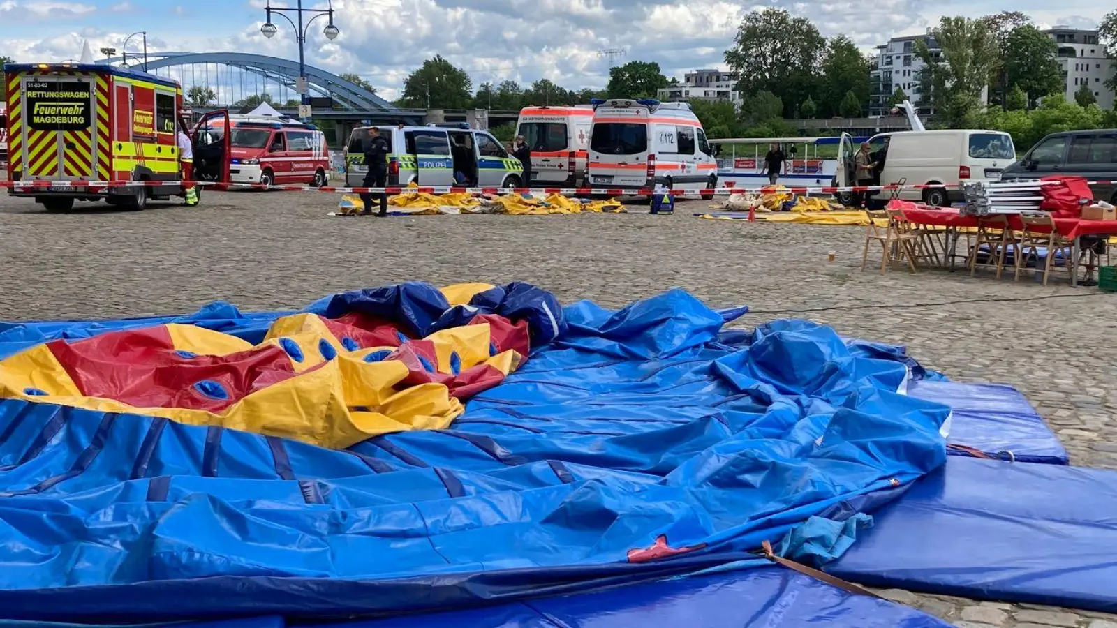 In Magdeburg ist eine Hüpfburg in die Elbe geweht worden. (Foto: Christopher Kissmann/dpa-Zentralbild/dpa)