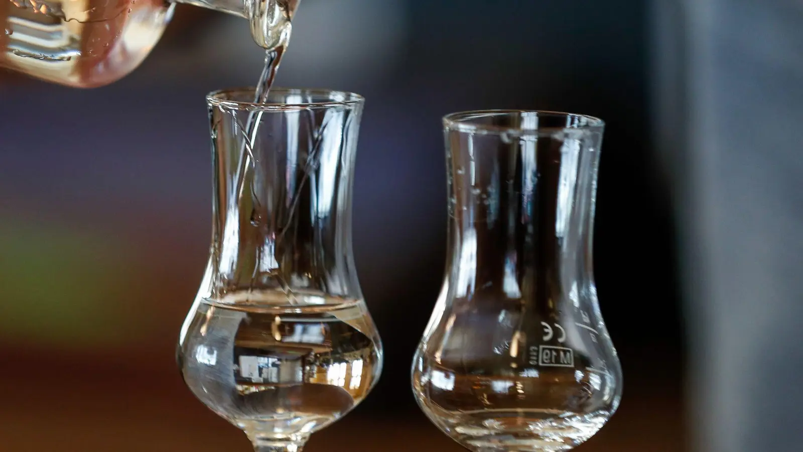 Hochprozentige Destillate wie Obstler benötigen keine zusätzliche Belüftung: Die Aromen sind bereits konzentriert vorhanden. (Foto: Gerald Matzka/dpa-Zentralbild/dpa-tmn)