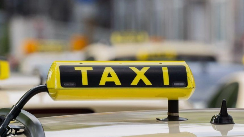 Die Taxibranche kämpft seit Jahren gegen den Wettbewerb durch Mietwagenplattformen wie Uber oder Bolt. (Archivbild) (Foto: Rolf Vennenbernd/dpa)