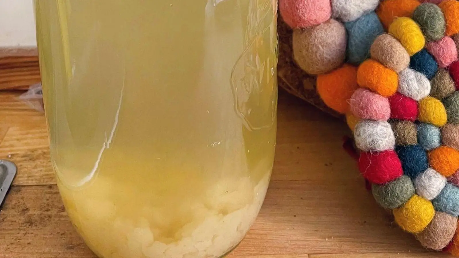 Gesüßtes Wasser, Kefirkristalle und Mangostreifen machen den Wasserkefir zu einem prickelnden Durstlöscher. (Foto: Ricarda Dieckmann/dpa-tmn)