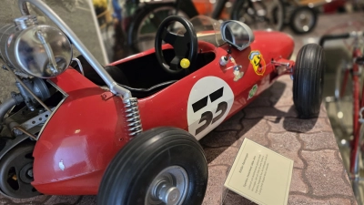 Unter den Ausstellungsstücken befindet sich auch dieser kleine rote Flitzer. (Foto: Hans-Bernd Glanz)