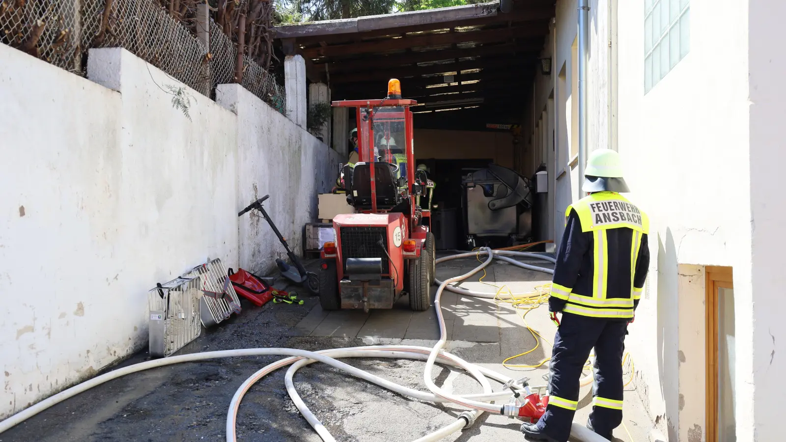 68 Feuerwehrkräfte der Wehren aus Ansbach, Schalkhausen und Elpersdorf waren am Mittwochnachmittag bei dem Brand in Schalkhausen im Einsatz. (Foto: Alexander Biernoth)