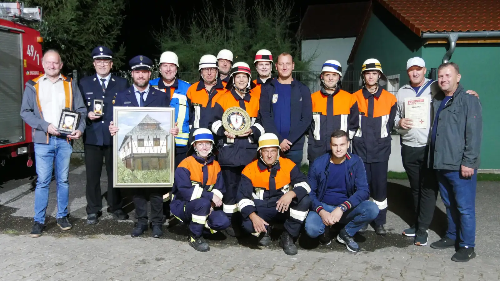 Extra mit Blick auf den Besuch aus Bosnien trainierte eine Gruppe der Reuscher Feuerwehr auf ihr erstes Leistungsabzeichen hin. Einer der Feuerwehrmänner ist Husejn Hatic (vorne Mitte), der den Kontakt in seine Heimat hergestellt hatte. Die Gäste aus Bosnien sind die Männer in Zivil in der Mitte und rechts. (Foto: Ulli Ganter)