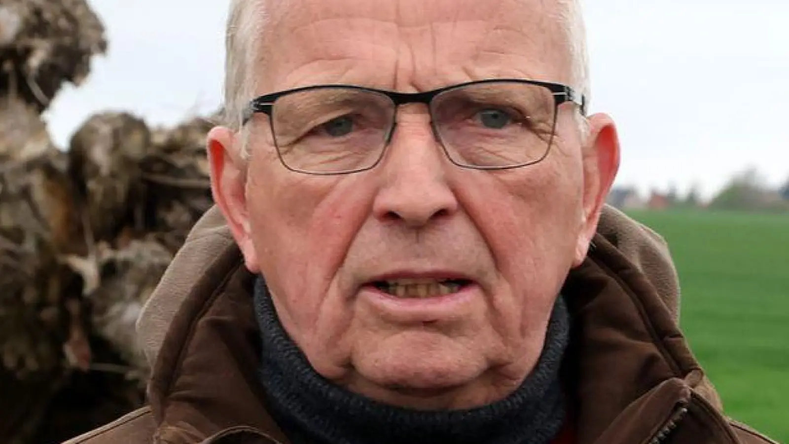 Till Backhaus (SPD), Umweltminister des Landes Mecklenburg-Vorpommern, hat sich in der Nacht mit Experten der Fischereiaufsicht einen Eindruck vom Zustand des Wals verschafft. (Archivbild) (Foto: Bernd Wüstneck/dpa)