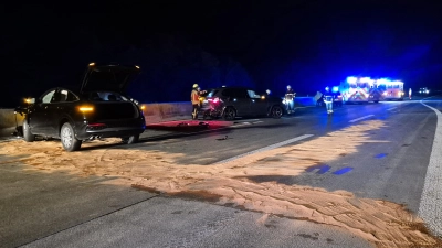 An der A7 bei Steinsfeld hat sich am Dienstagabend ein schwerer Verkehrsunfall mit mehreren beteiligten Fahrzeugen ereignet. (Foto: NEWS5/Enrico Wohlgemuth)