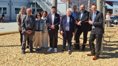 Freuen sich über die Übergangslösung für die Arche-Noah-Schule (von links): Carina Scherer, Harald Trabert, Susanne Kerschbaum, Gabriele Weidemann, Matthias Jung, Ursula Brecht, Max von Egidy, Frank Larsen sowie Dr. Christian von Dobschütz. (Foto: Anna Franck)