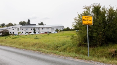 Auf der grünen Wiese rechts im Uehlfelder Norden soll ein Wohnheim für ehemalige Alkoholkranke entstehen. In diesem Zuge wird auch das Fußwege-Netz deutlich ausgebaut, wofür es Städtebaufördermittel geben soll. Das Gehweg-Projekt wurde nun mit dem Jahresantrag 2025 angemeldet. (Foto: Evi Lemberger)