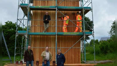 Besichtigten die Fortschritte beim Umbau der Trafostation in Herpersdorf: (unten von links) Hans Münich (stellvertretender Vorsitzender des Steigerwaldklubs), Thomas Reil (Vorsitzender) und Renate Weiß (Kassiererin). Auf dem Gerüst von links: Bürgermeister Peter Sendner sowie die Gemeindearbeiter Holger Neudert und Thomas Holzleitner. (Foto: Martina Hinkelmann)