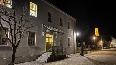 Nächtlicher Blick aufs Rathaus in Oberdachstetten: Für eine mögliche Neugestaltung des Platzes rund um das Gebäude bis hin zum nahen Kirchplatz werden im März Pläne geschmiedet.  (Foto: Lara Hausleitner)