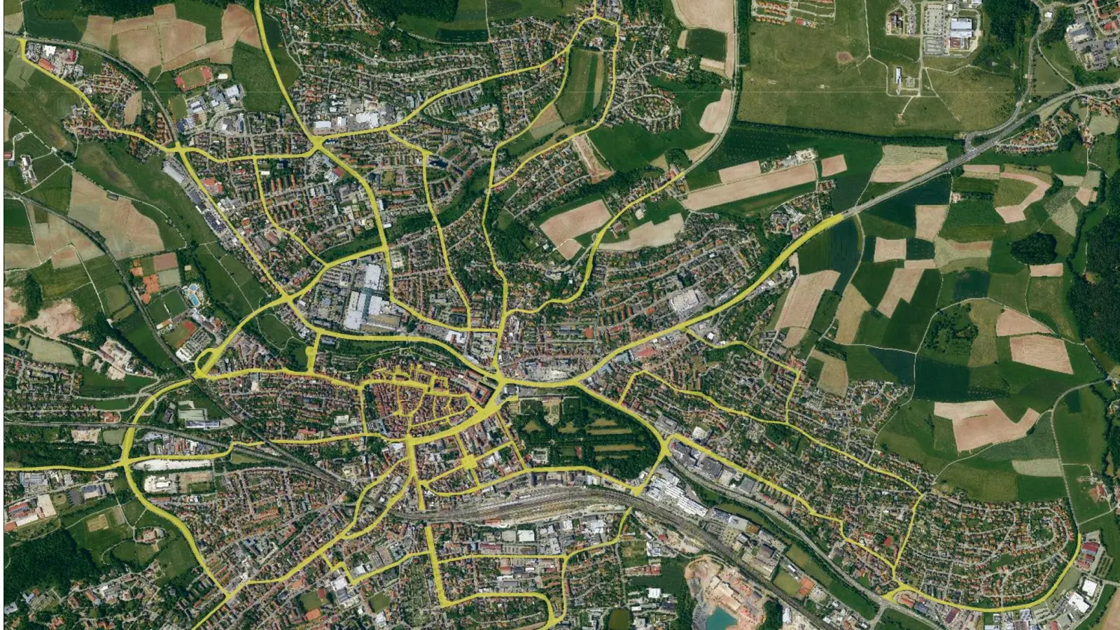 Diese Grafik legte die Verwaltung im Ausschuss vor: Um die Verkehrssicherheit zu gewährleisten, werden die gelb eingezeichneten Straßenzüge in der Ansbacher Kernstadt nächtens weiter beleuchtet. Es handelt sich um Bundes- und Staatsstraßen sowie wichtige Verbindungsstraßen. (Grafik: Stadt Ansbach)