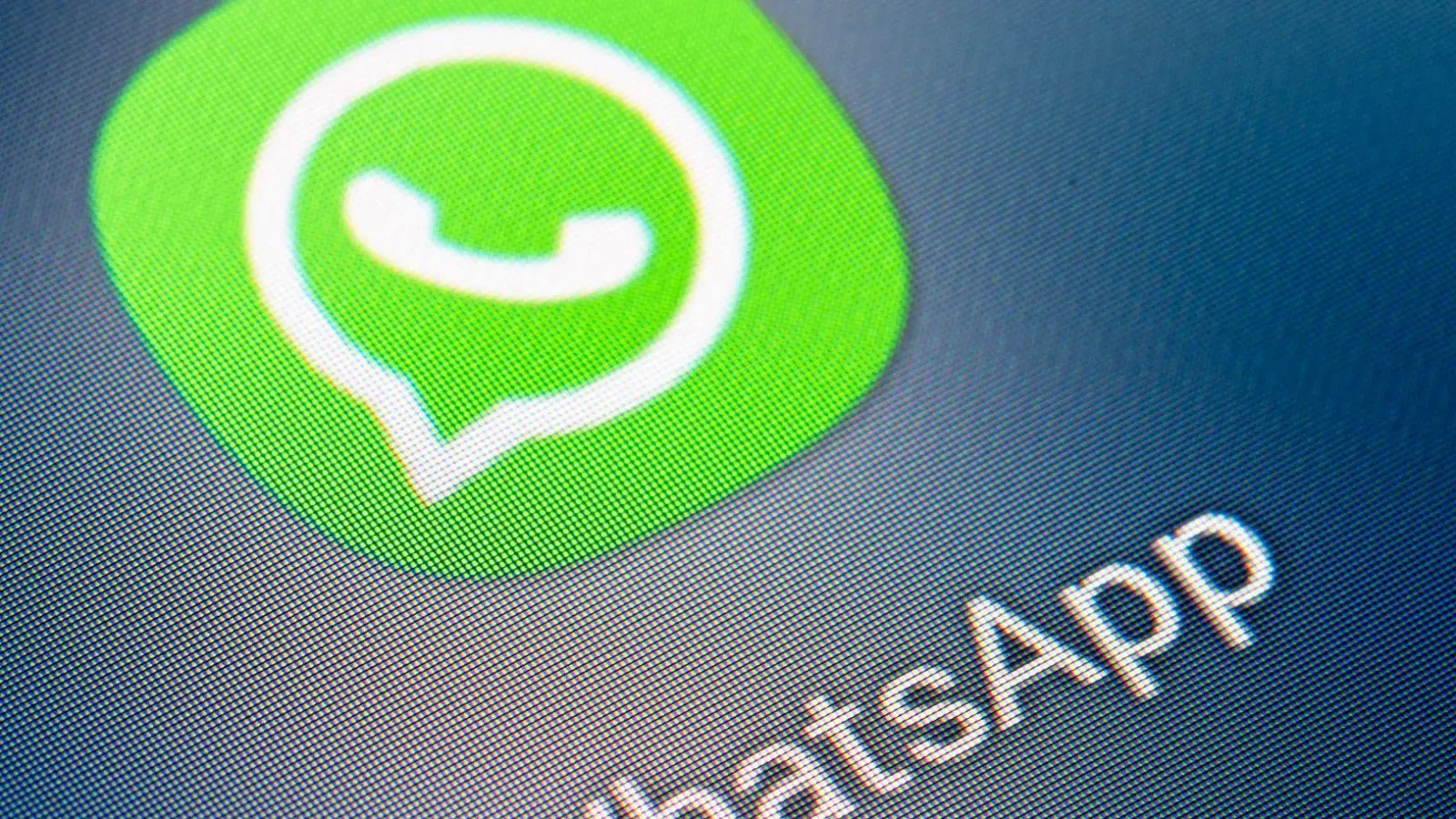 Der Streit um eine Millionenstrafe gegen WhatsApp geht vor den europäischen Gerichten weiter. (Symbolbild) (Foto: Fabian Sommer/dpa)