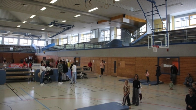 Die ThG-Sporthalle soll für 4,8 Millionen Euro zu einer modernen Versammlungsstätte umgebaut werden. Seit Jahren ist ein Großteil der Tribüne aus Brandschutzgründen nicht nutzbar. Das Bild entstand beim Sporttag des TSV 1860 Ansbach. (Archivbild: Robert Maurer)