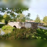 Die Natursteinbrücke in Altentrüdingen steht unter Denkmalschutz und wird nun instand gesetzt. Der Stadtrat vergab die erforderlichen Bauarbeiten, wobei die Angebotssummen deutlich unter den Kostenberechnungen geblieben sind. (Foto: Peter Tippl)