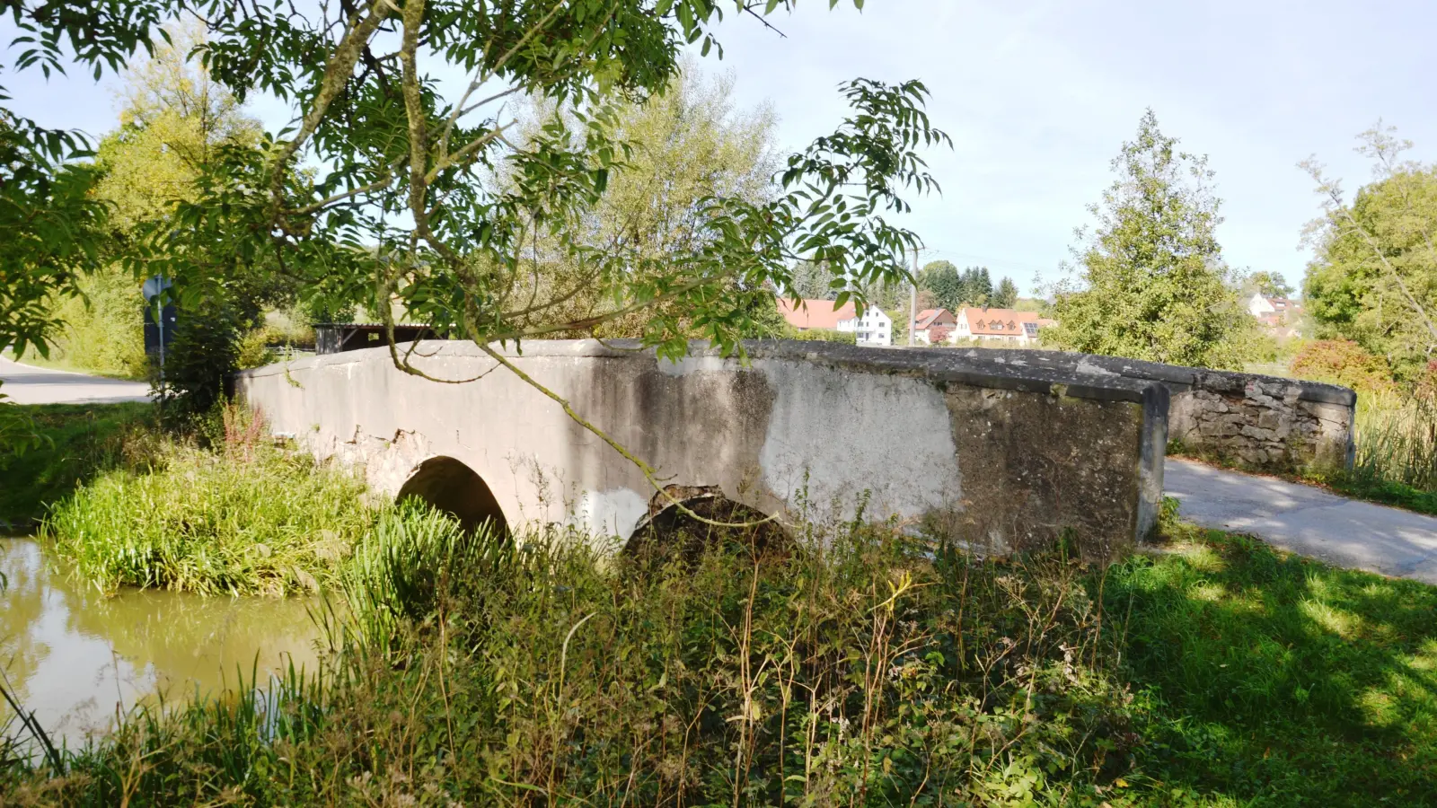 Die Natursteinbrücke in Altentrüdingen steht unter Denkmalschutz und wird nun instand gesetzt. Der Stadtrat vergab die erforderlichen Bauarbeiten, wobei die Angebotssummen deutlich unter den Kostenberechnungen geblieben sind. (Foto: Peter Tippl)