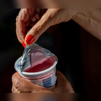MHD ist überschritten? Dennoch kann der Joghurt noch in Ordnung sein.  (Foto: Zacharie Scheurer/dpa-tmn)