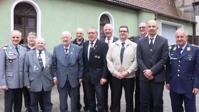 Vordere Reihe, von links: Dieter Hummel, Heinrich Stiegler, Peter Neumann, Hermann Redinger, Mario Stengel, Herbert Dehner, Bernd Finkenberger, hintere Reihe von links Werner Dehm, Reinhold Beck, Stellvertretender Landrat Reinhard Streng und zweiter Bürgermeister Jürgen Klein. (Foto: FM Rainer Fritsch)