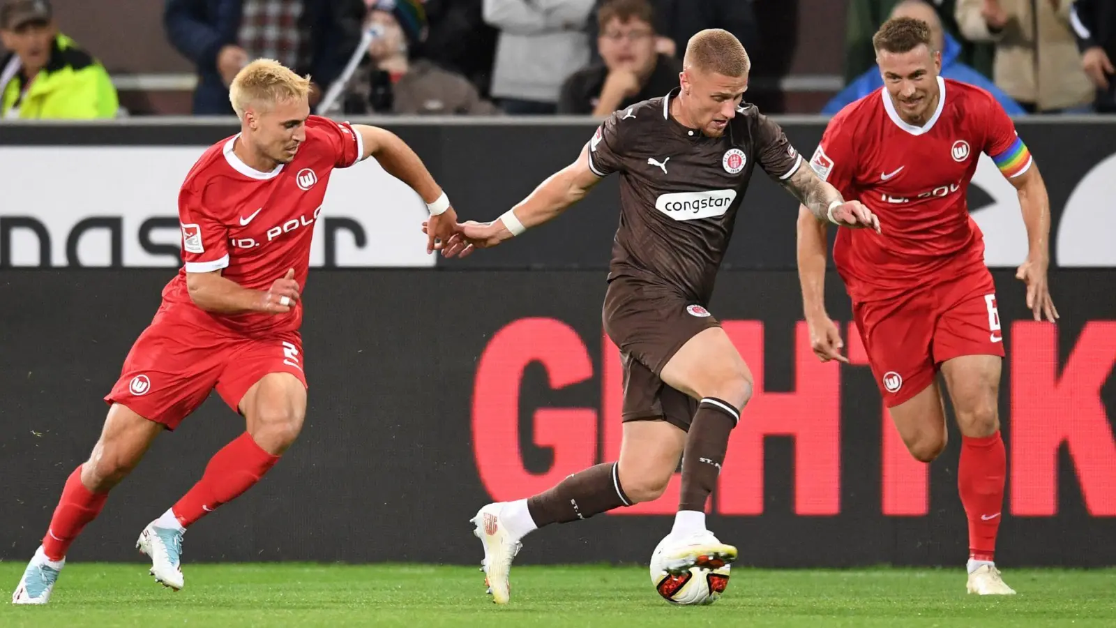 Viel Tempo, viel Unterhaltung: der FC St. Pauli und der VfL Wolfsburg boten einiges.  (Foto: Daniel Bockwoldt/dpa)