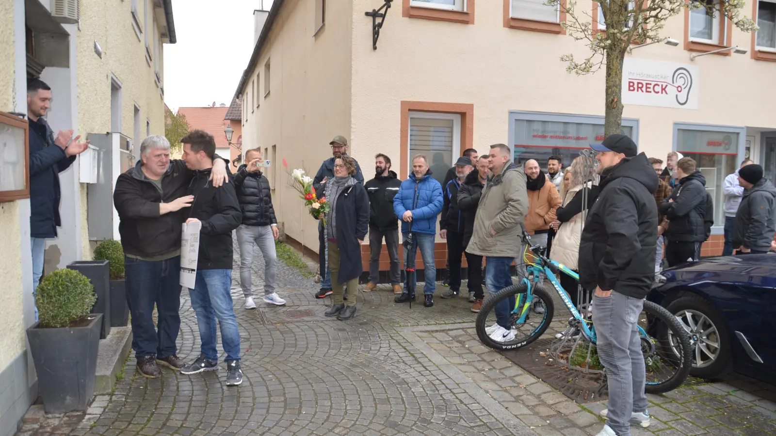 Mit Tränen in den Augen nahm Peter Klipfel den symbolischen Scheck für den Wiederaufbau seiner Gaststätte „Pils Pub“ in der Marktstraße in Wassertrüdingen von einer Gruppe um Max Bößenecker entgegen. (Foto: Peter Tippl)