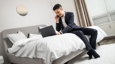 Karriere-Boost oder Beziehungskrise? Ein lukratives Angebot allein reicht nicht. Paare sollten Zeitplan, Treue und Zukunft offen klären. (Foto: Christin Klose/dpa Themendienst/dpa-tmn)