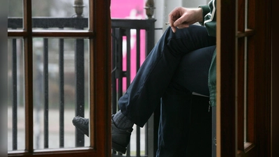 Auf dem Balkon rauchen? Fühlen sich Nachbarn davon zurecht gestört, können dem Raucher zum Beispiel zeitliche Grenzen gesteckt werden.  (Foto: Ingo Wagner/dpa/dpa-tmn)