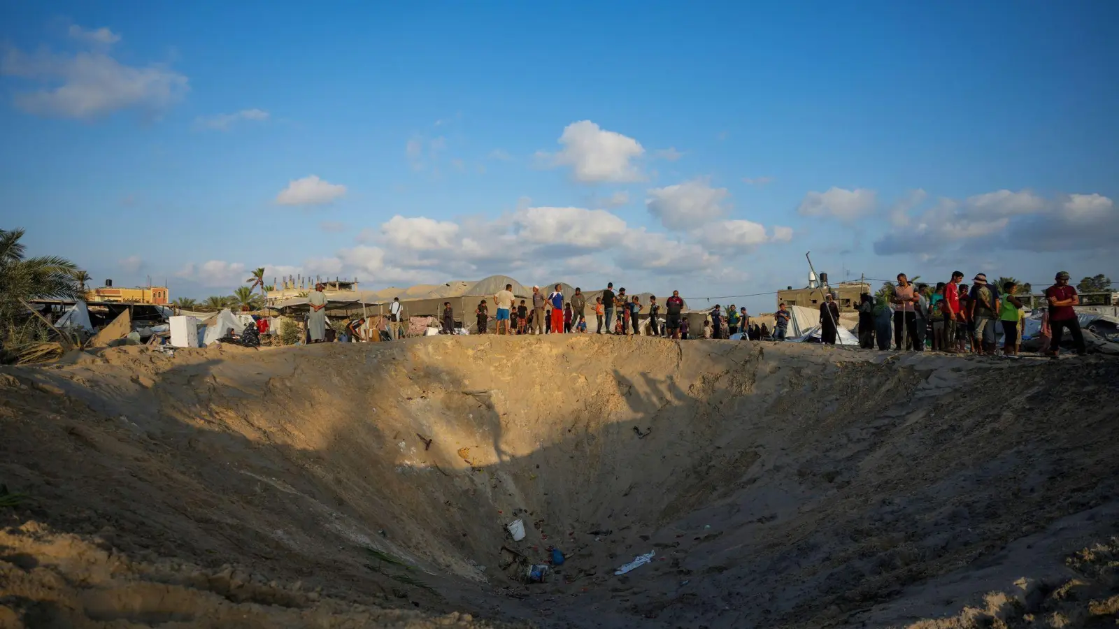 Krater am Ort des israelischen Luftangriffs (Foto: Abdel Kareem Hana/AP/dpa)