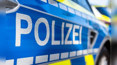 Vier junge Fußballfans sind in Berg bei Neumarkt von mehreren Vermummten in ihrem Auto angegriffen und ausgeraubt worden.  (Symbolbild) (Foto: David Inderlied/dpa)