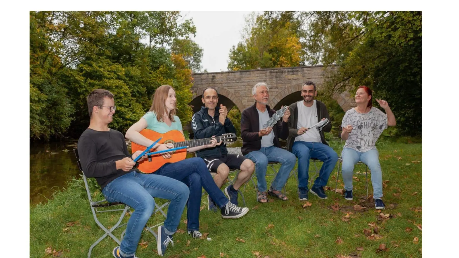 Der Inklusionsbeirat möchte mit einer Foto-Ausstellung den Alltag von Menschen mit Beeinträchtigungen nahbar machen. Hier zu sehen ist ein Bild, auf dem Menschen mit und ohne Beeinträchtigung gemeinsam singen und musizieren. (Foto: Fotoclub Rothenburg)