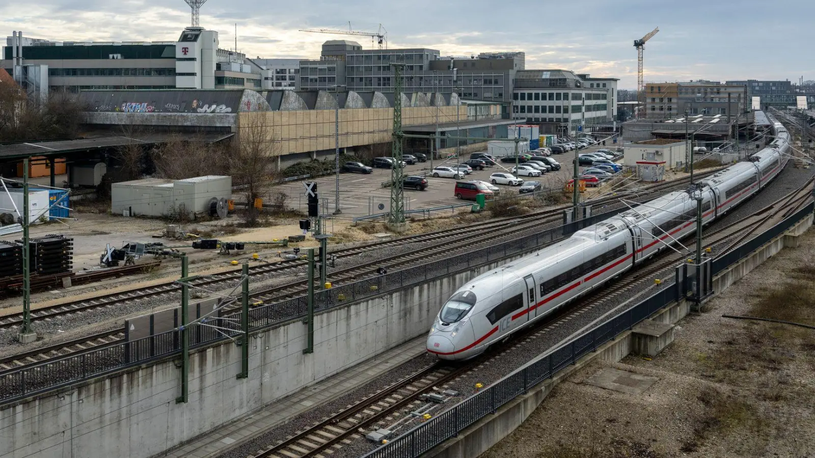 Der Ulmer Hauptbahnhof wird umfangreich saniert. (Archivbild)  (Foto: Stefan Puchner/dpa)