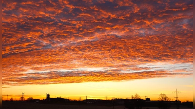 Einen Vorgeschmack auf den Sommer haben die vergangenen Tage in und um Ansbach gegeben. Dieses Bild entstand beim Sonnenaufgang bei Claffheim. (Foto: Emil Wagner)