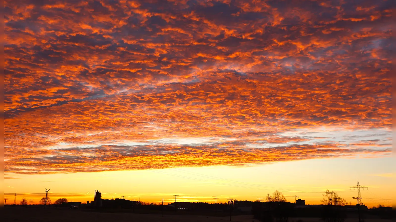 Einen Vorgeschmack auf den Sommer haben die vergangenen Tage in und um Ansbach gegeben. Dieses Bild entstand beim Sonnenaufgang bei Claffheim. (Foto: Emil Wagner)